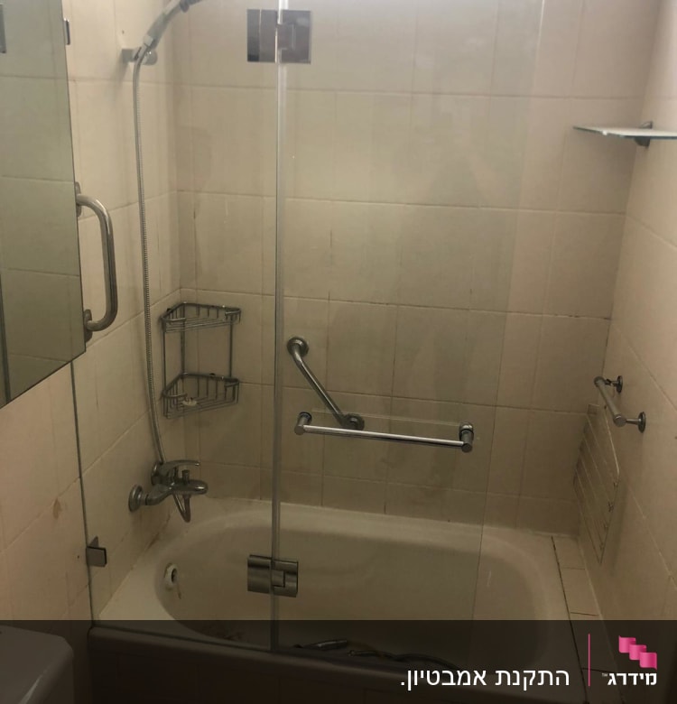 מקלחת עם אמבטיה, דוש ומדף זכוכית